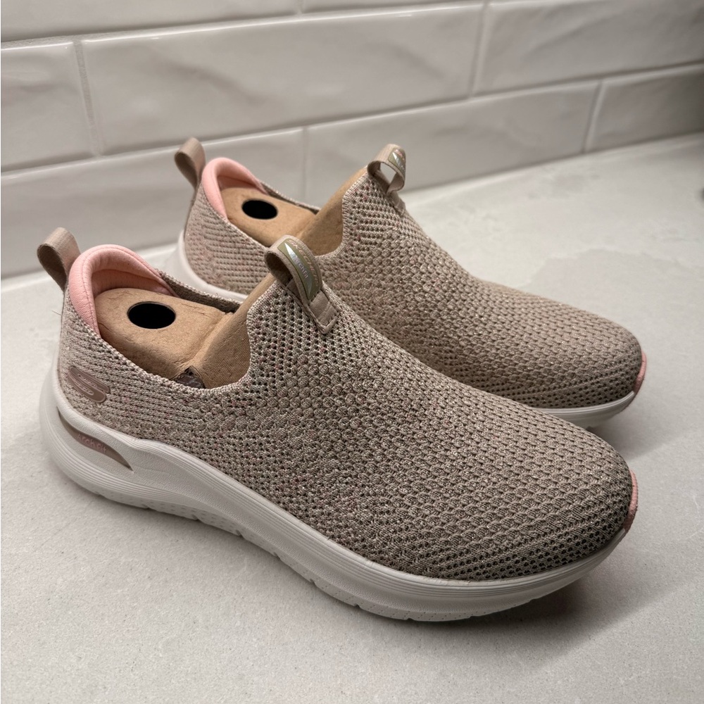 New in Box Sketchers Archfit